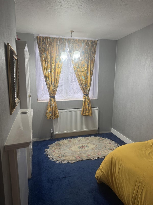 Room Gunnersbury Avenue in Greater London