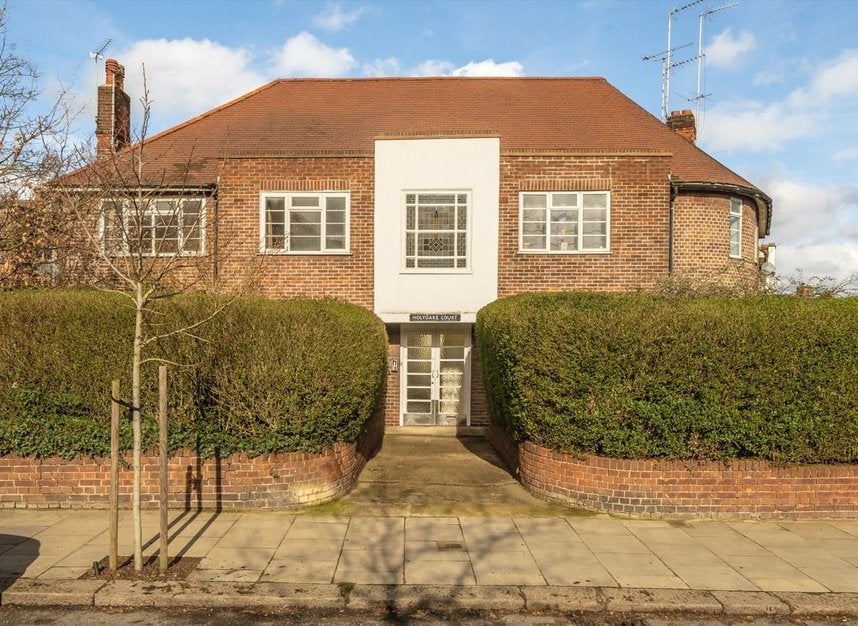 Flat Pitshanger Lane in Greater London