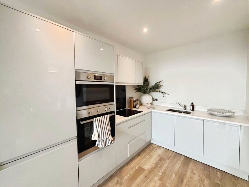 Flat Parkside Place in Staines-upon-Thames