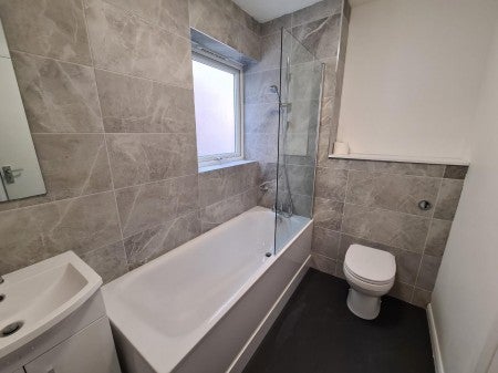 Flat Hinton Road in Greater London