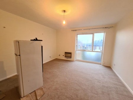 Flat Hinton Road in Greater London
