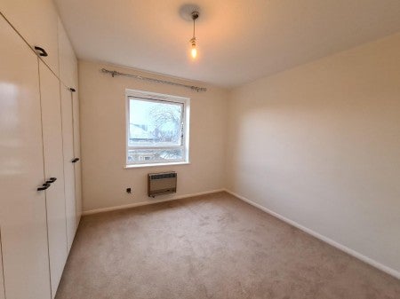 Flat Hinton Road in Greater London