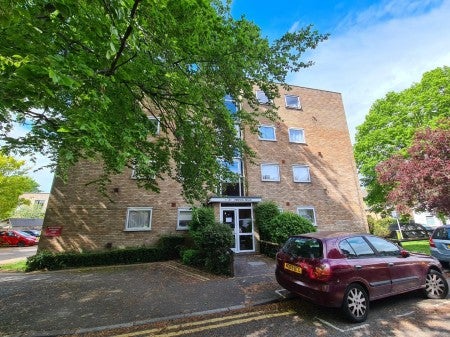 Flat Hinton Road in Greater London