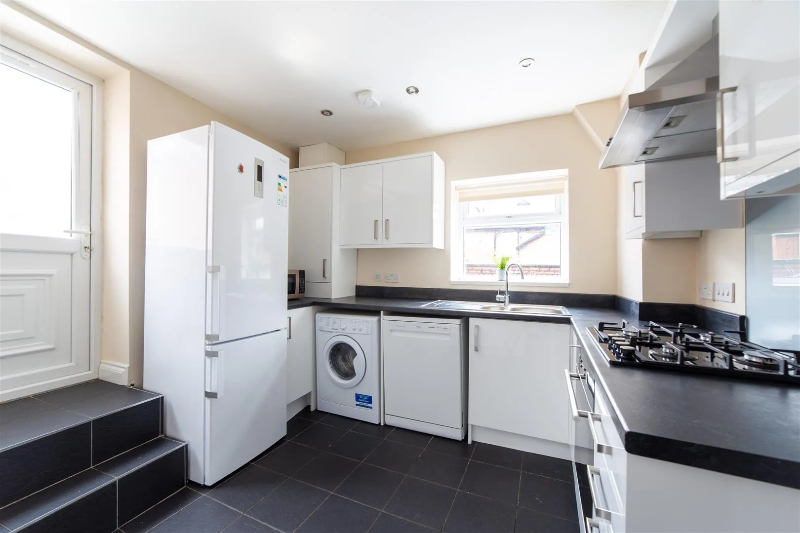 Flat Holly Avenue in Newcastle upon Tyne