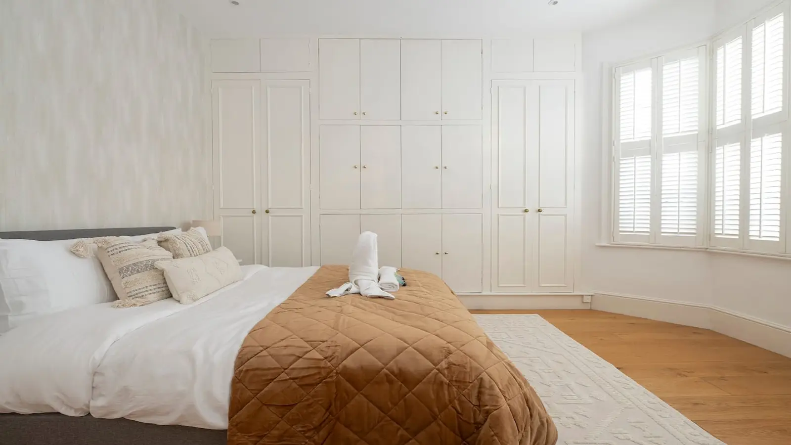 Flat Dawes Road in Greater London