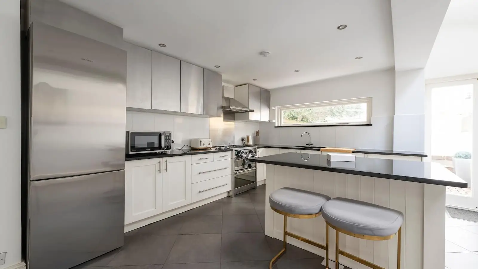Flat Dawes Road in Greater London