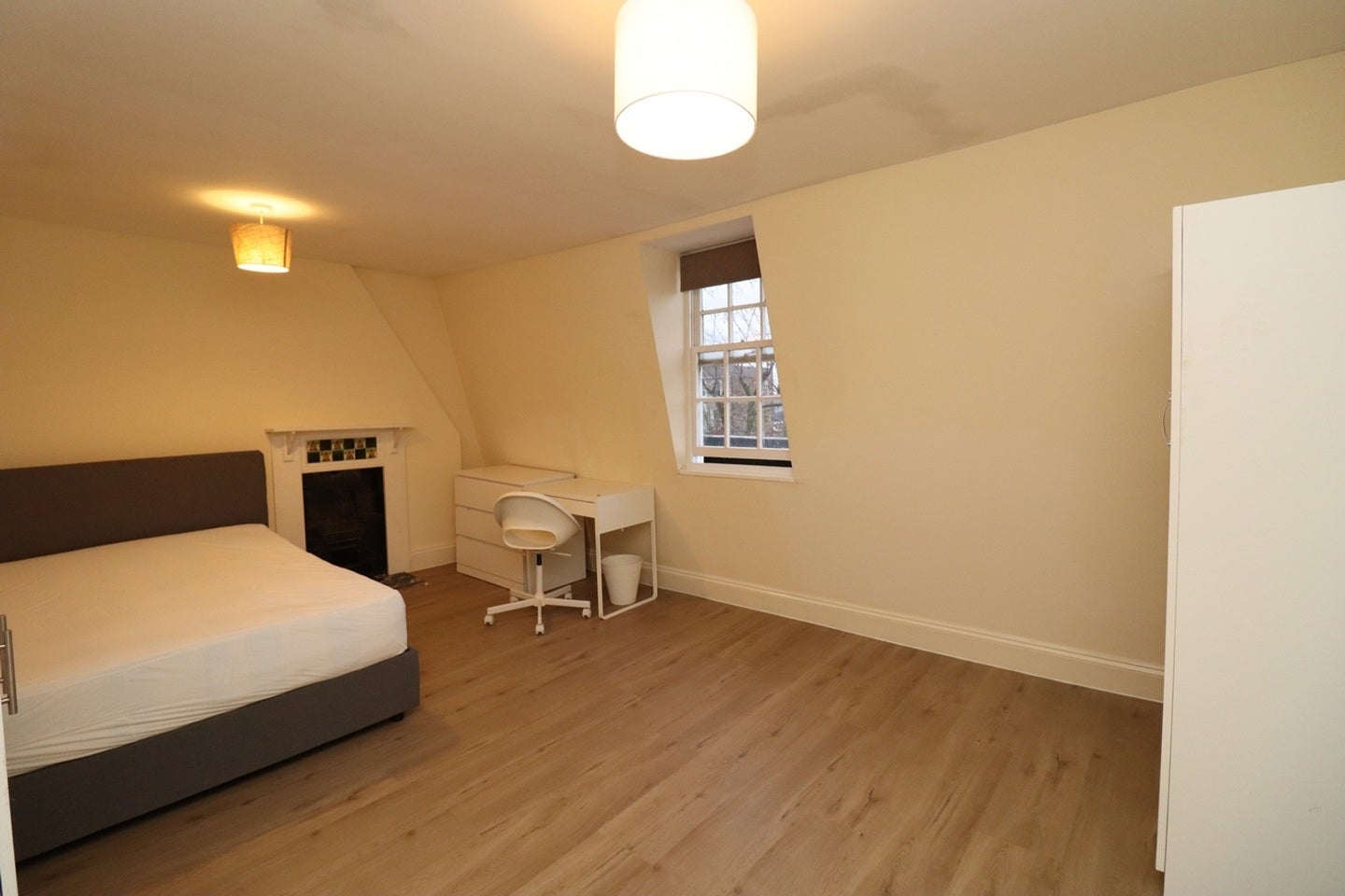 Room Bow Road in Greater London