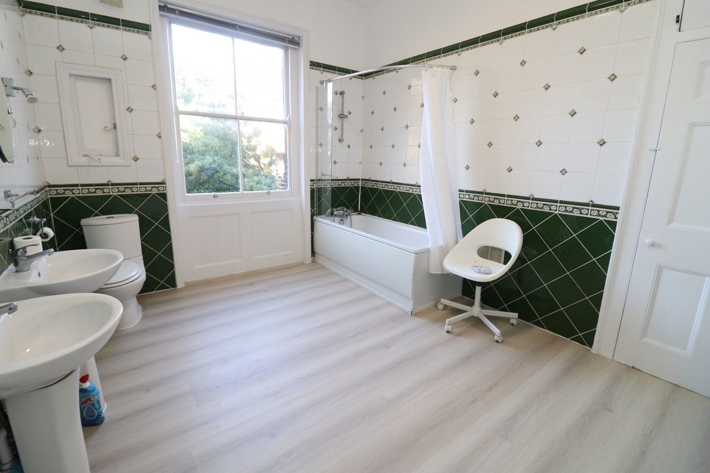 Room Bow Road in Greater London