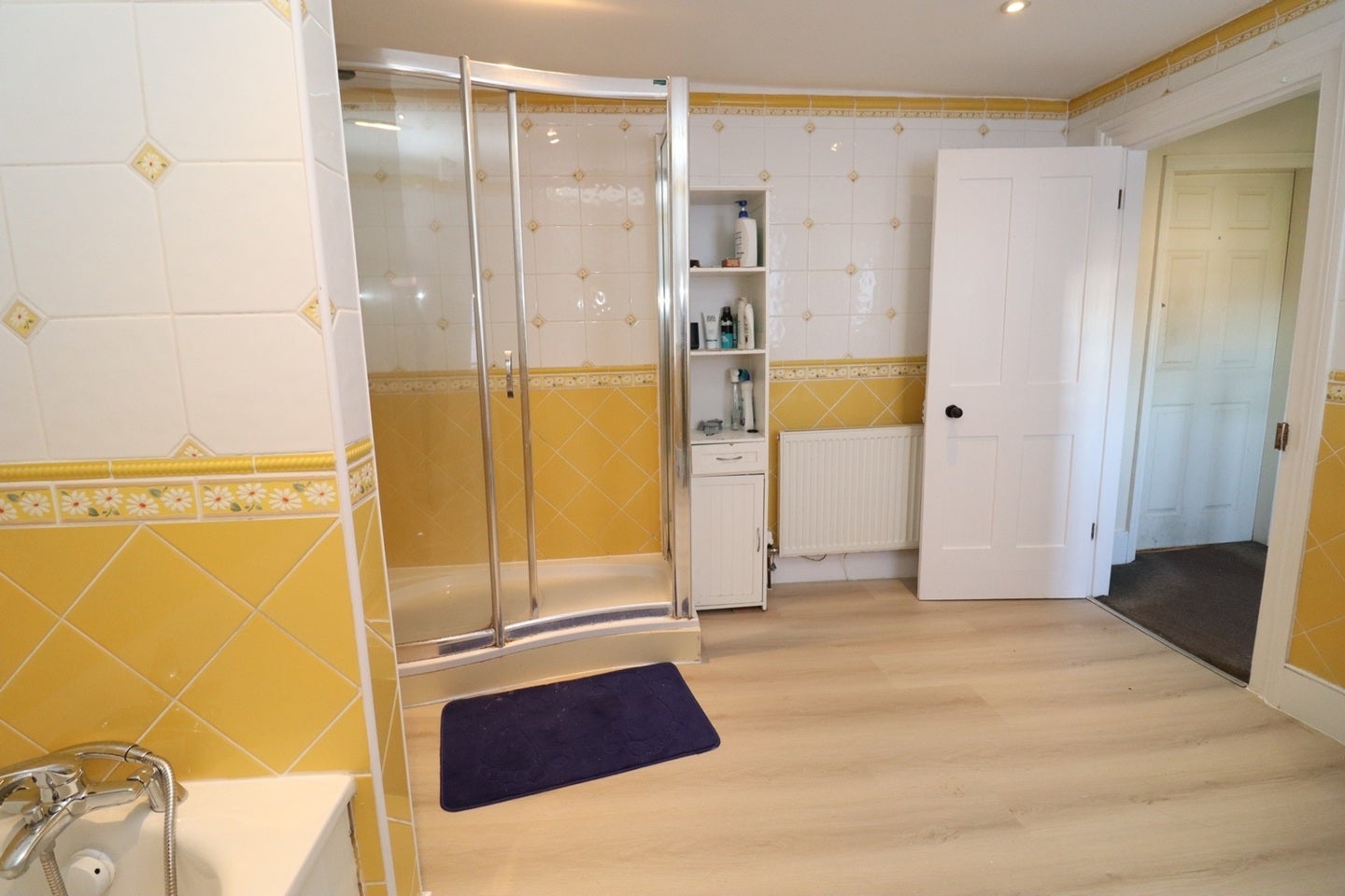 Room Bow Road in Greater London