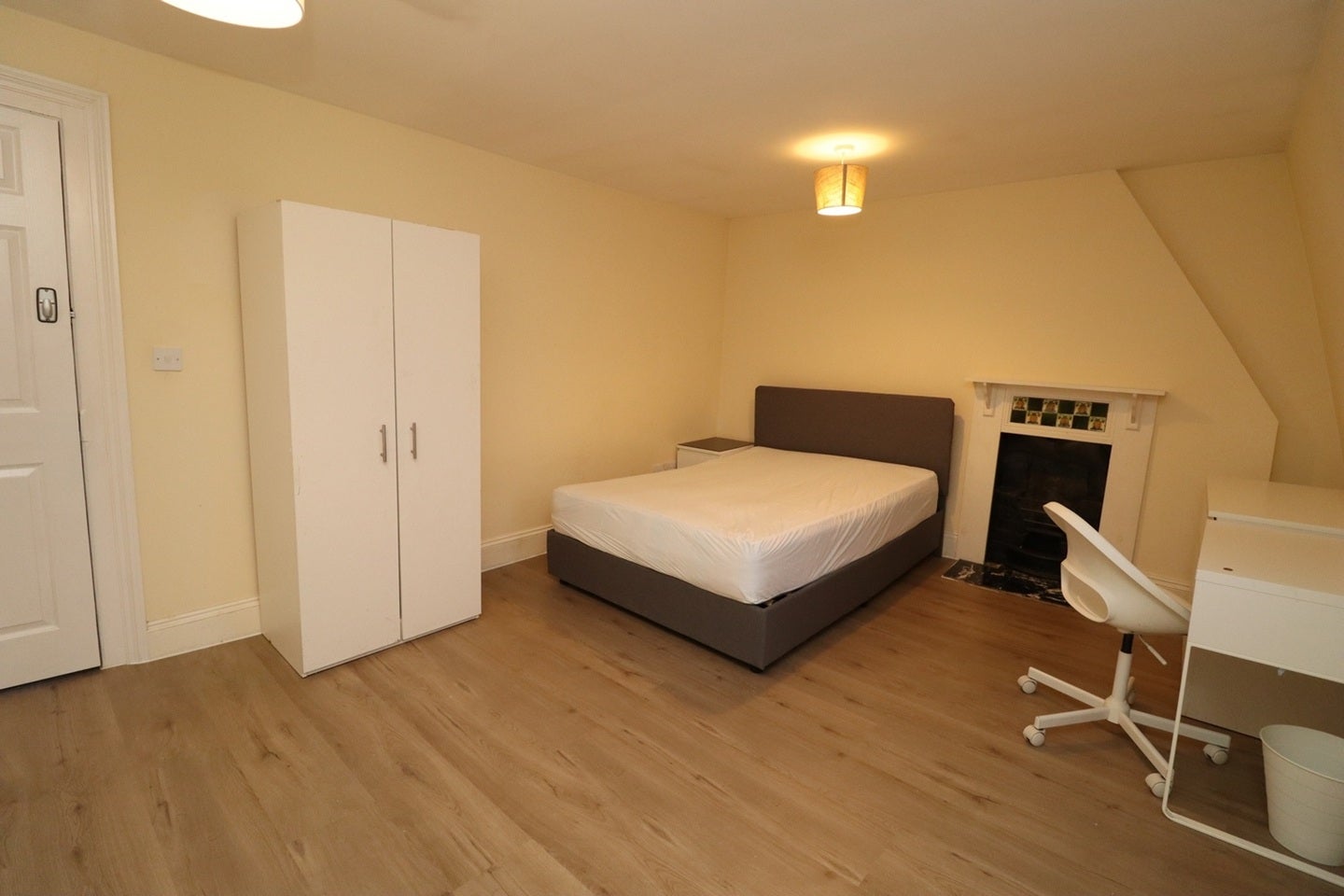 Room Bow Road in Greater London
