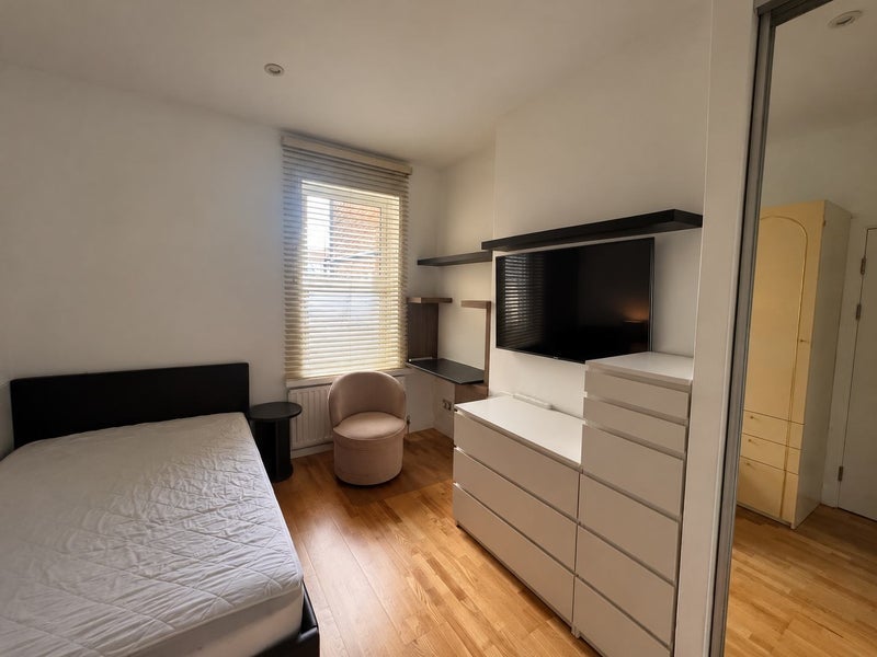 Room Meeson Road in Greater London