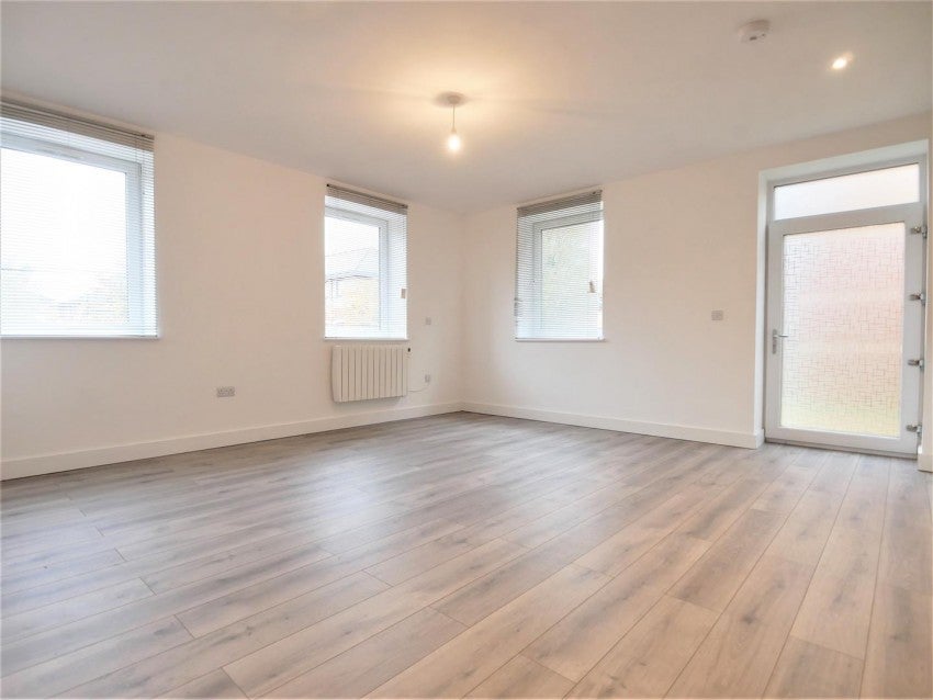 Flat Aviator Court in York