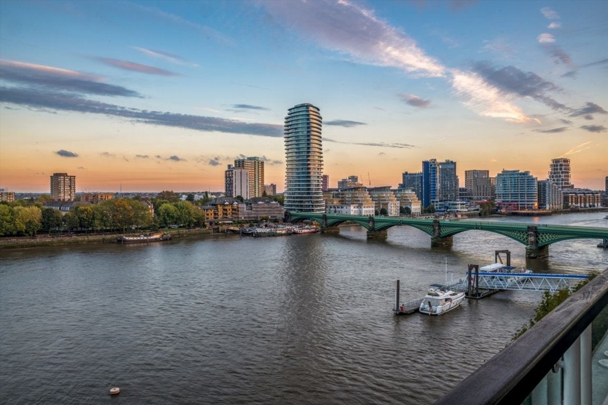 Flat Thames Avenue in Greater London