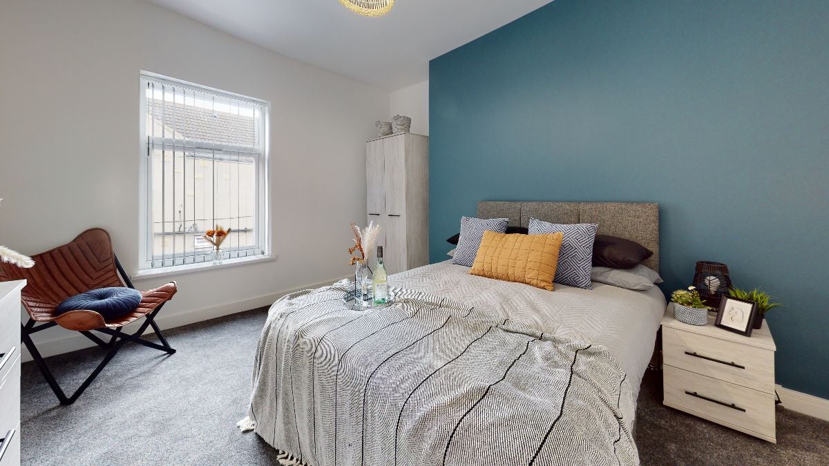 Room Lower Oxford Street in Wakefield