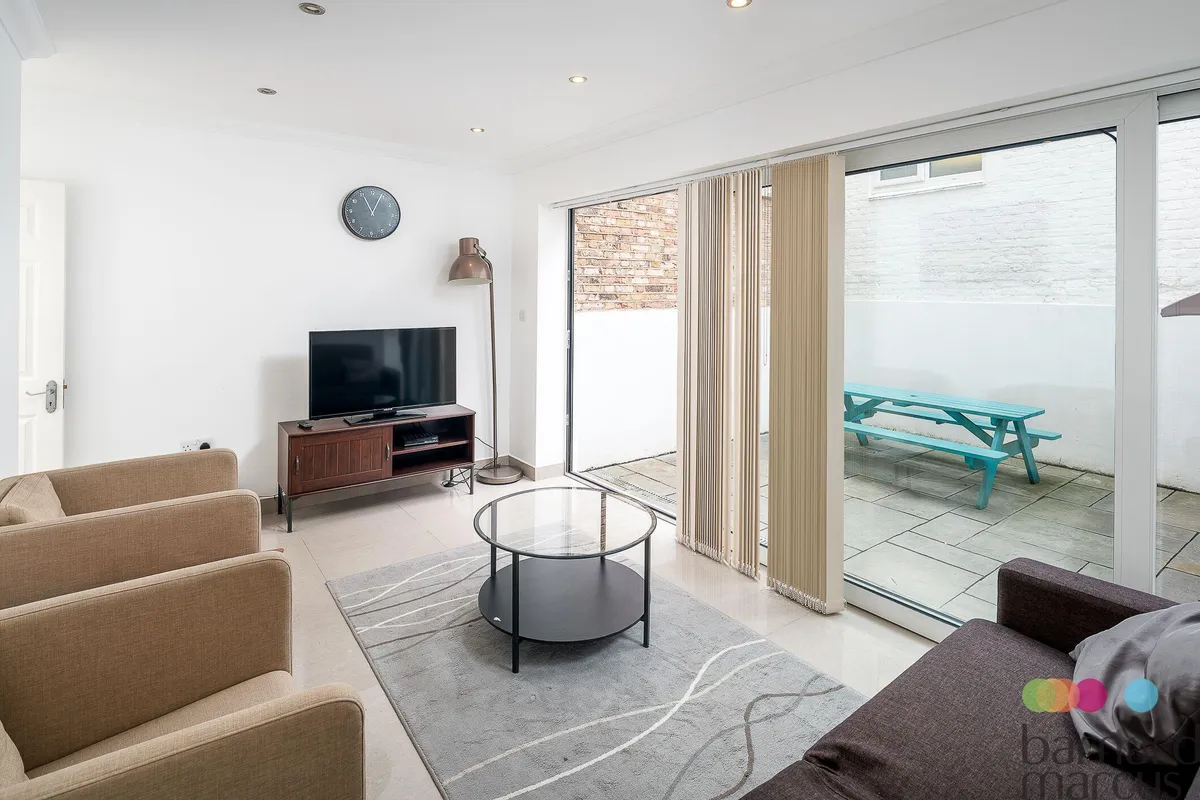 Flat Seagrave Road in Greater London