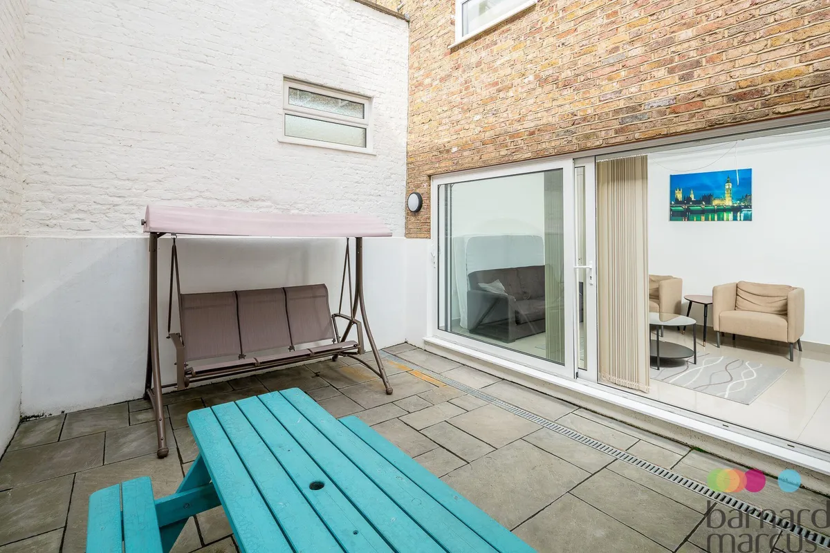 Flat Seagrave Road in Greater London