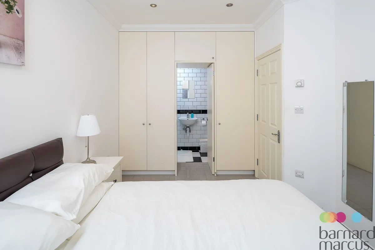 Flat Seagrave Road in Greater London