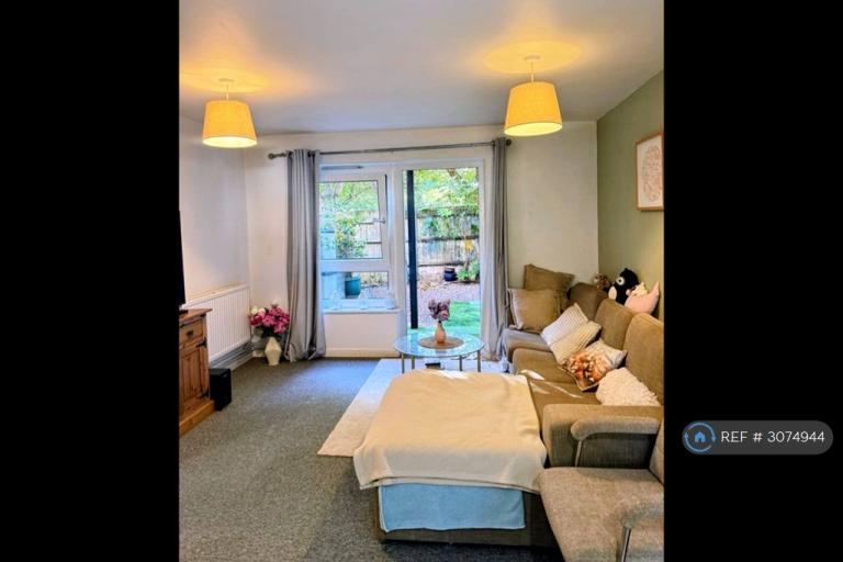 Flat Braybourne Close in Greater London