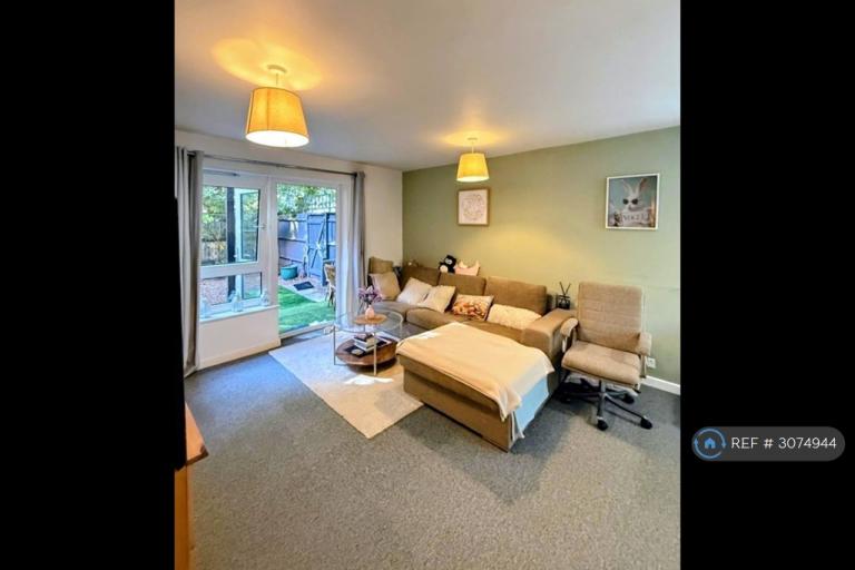 Flat Braybourne Close in Greater London