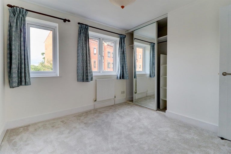 Flat The Moorings in Warwick