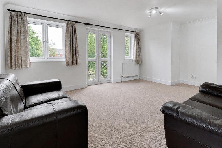 Flat The Moorings in Warwick
