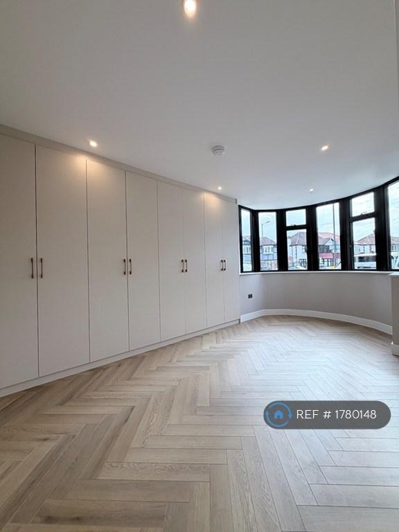 Flat Park Avenue North in Greater London