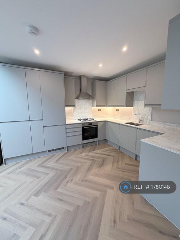 Flat Park Avenue North in Greater London