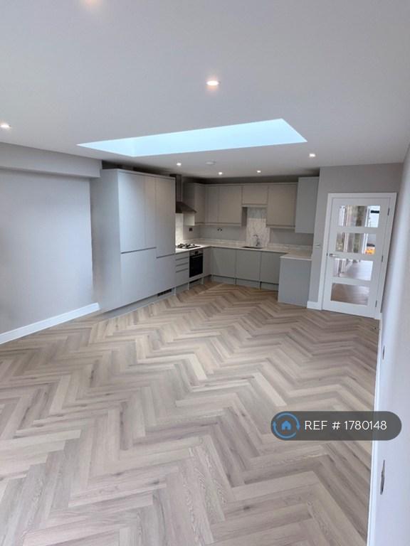 Flat Park Avenue North in Greater London