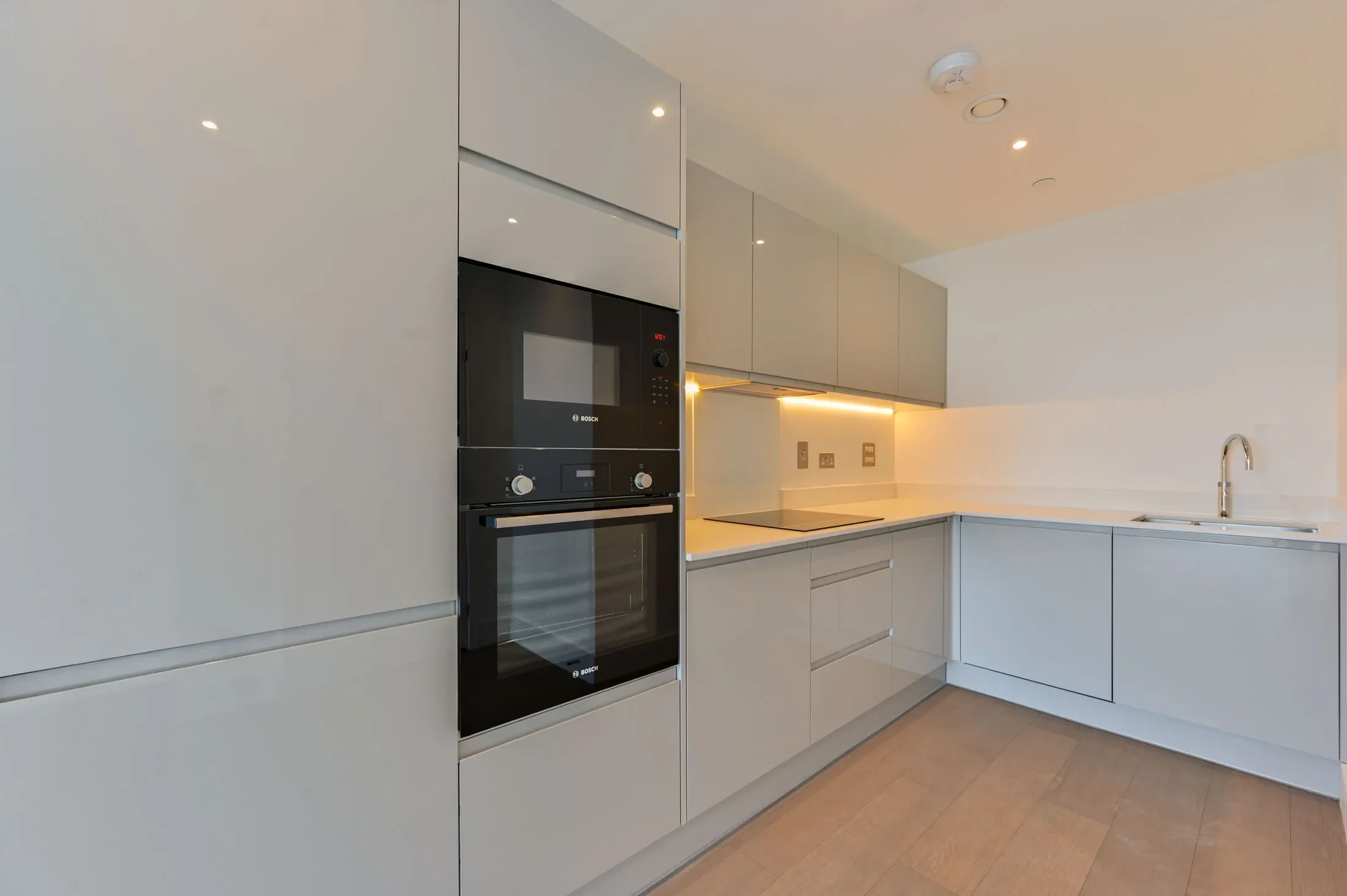 Flat Holman Road in Greater London