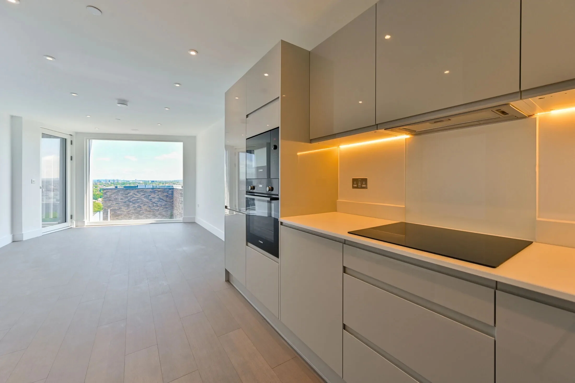 Flat Holman Road in Greater London