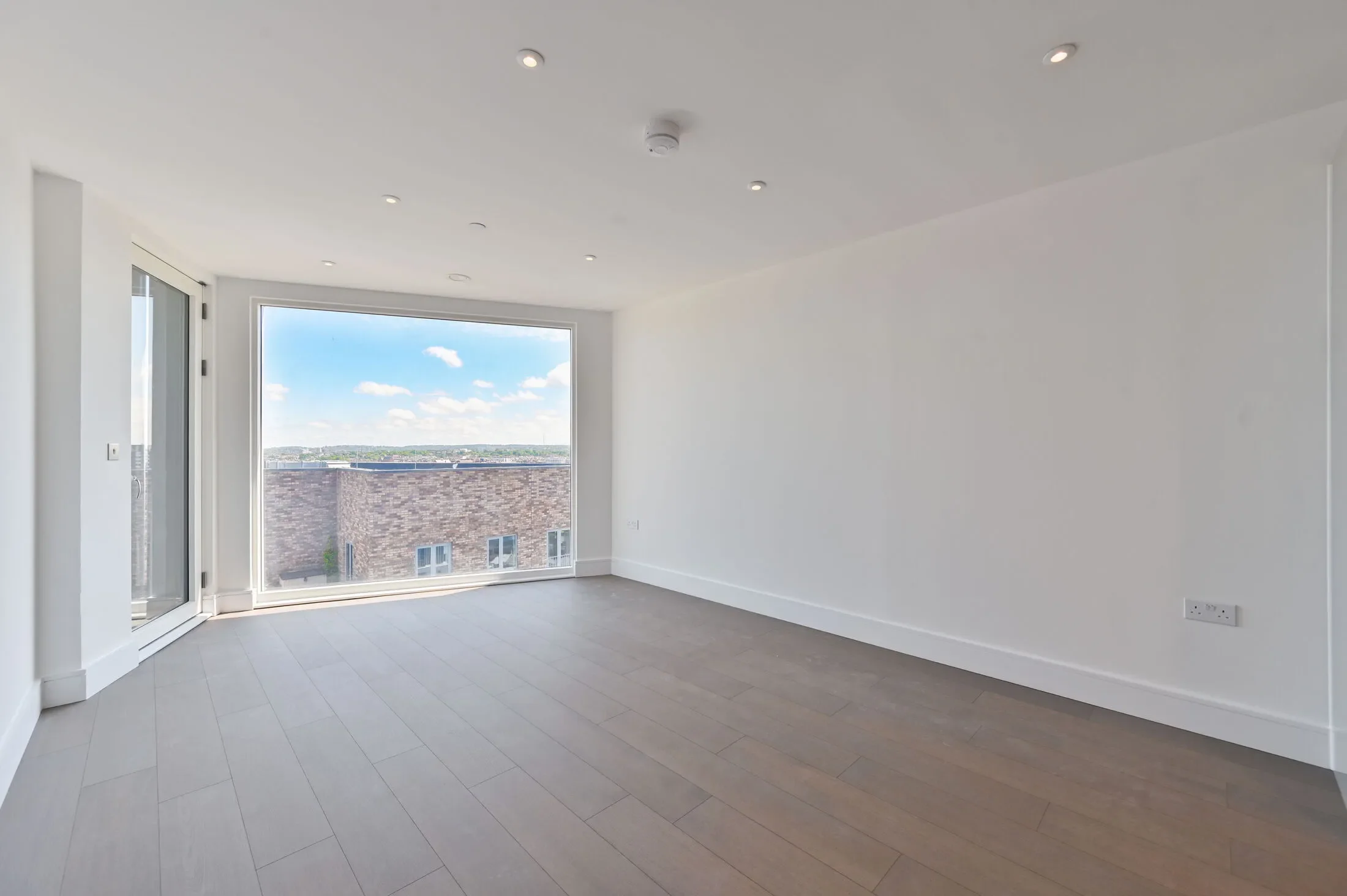 Flat Holman Road in Greater London