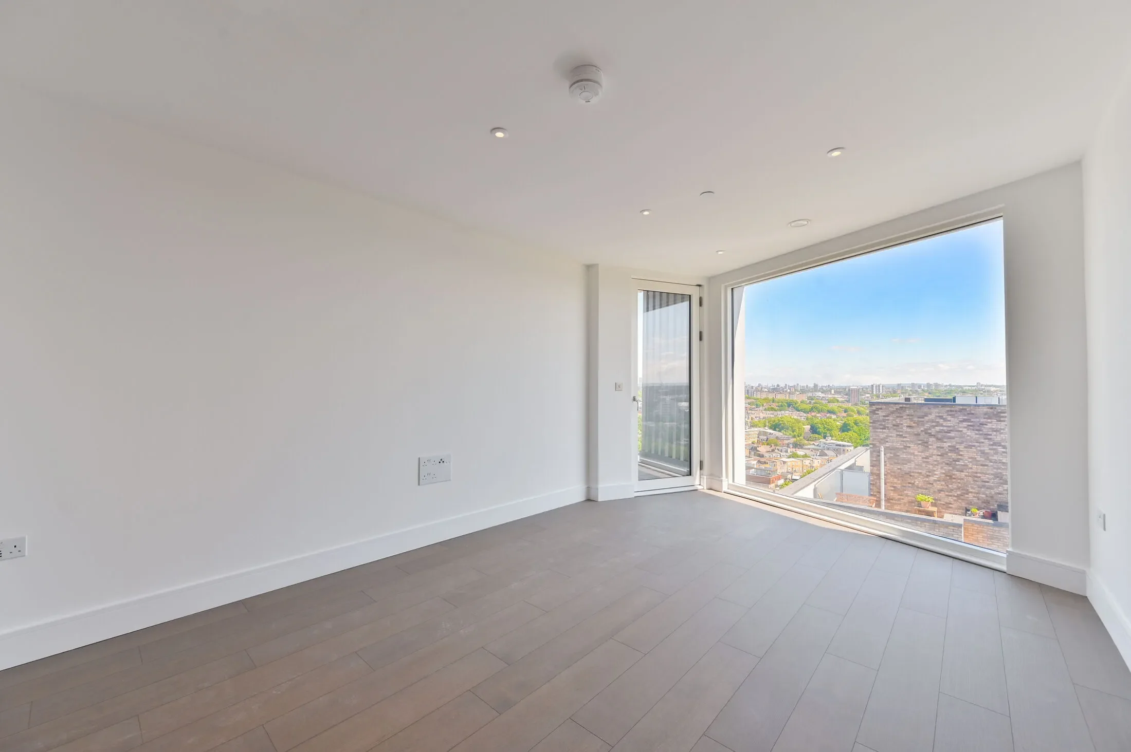 Flat Holman Road in Greater London