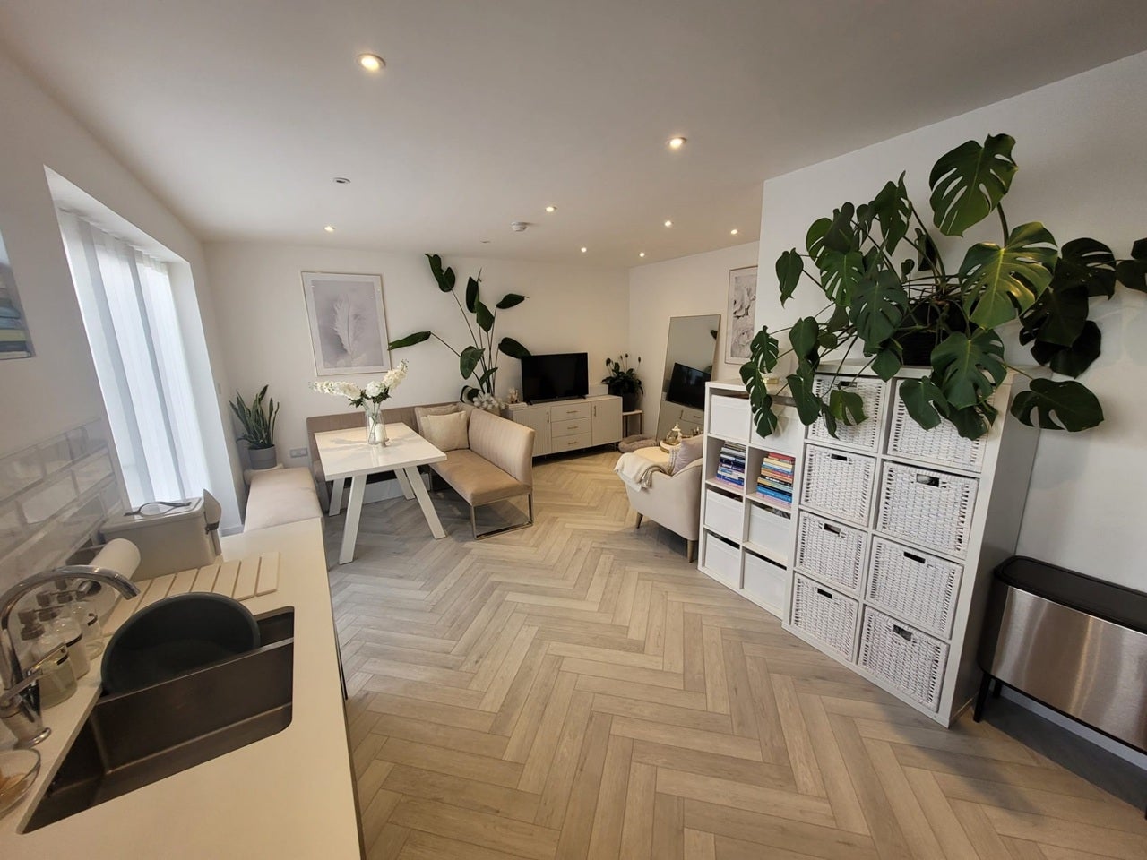 Flat Ambleside Avenue in Greater London