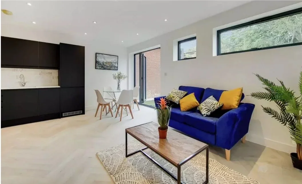 Flat Ambleside Avenue in Greater London