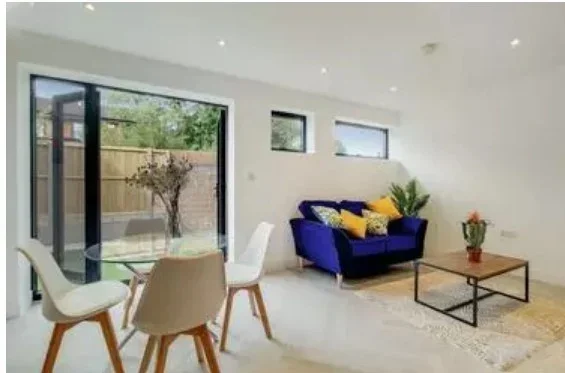 Flat Ambleside Avenue in Greater London