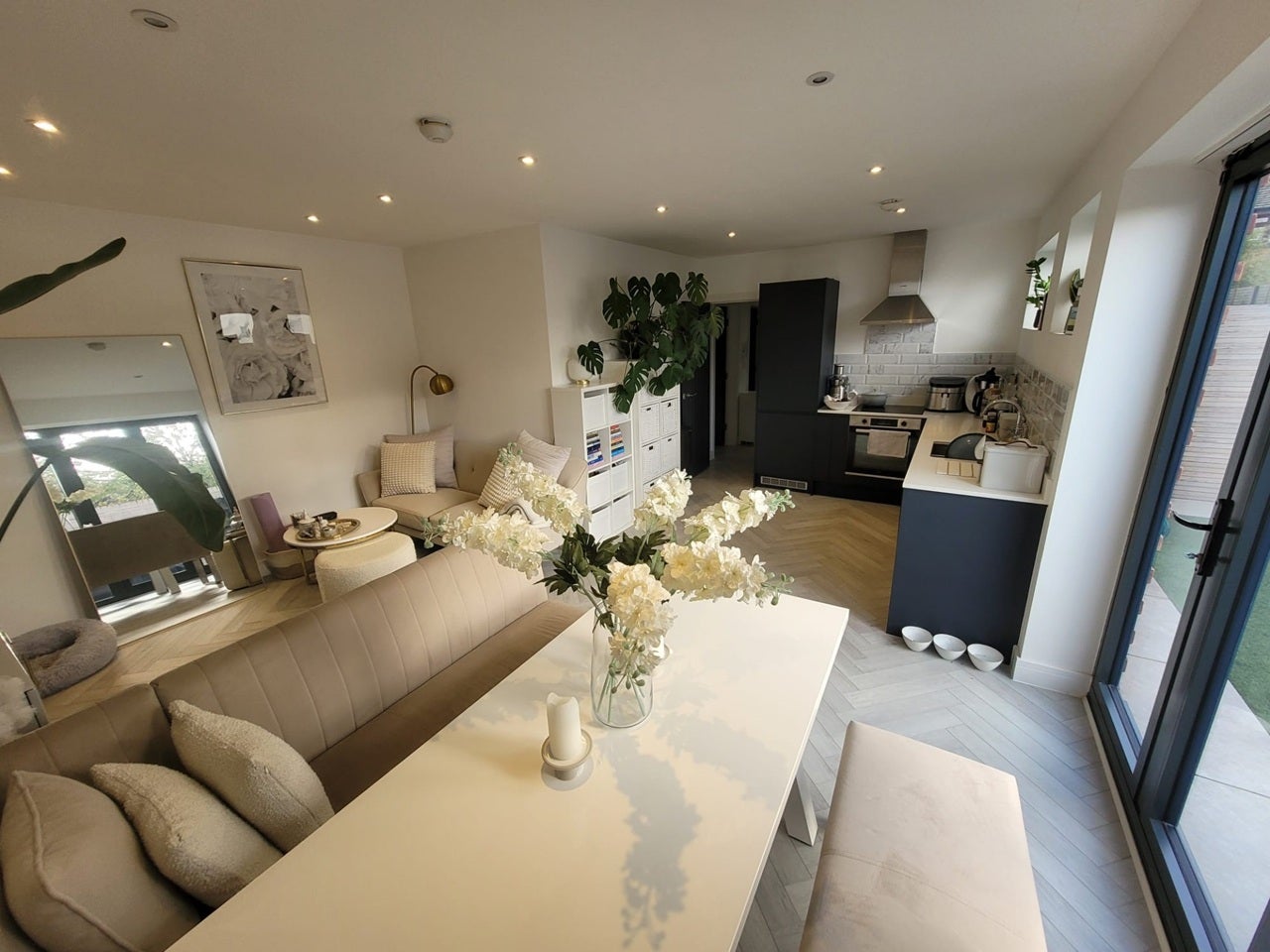 Flat Ambleside Avenue in Greater London