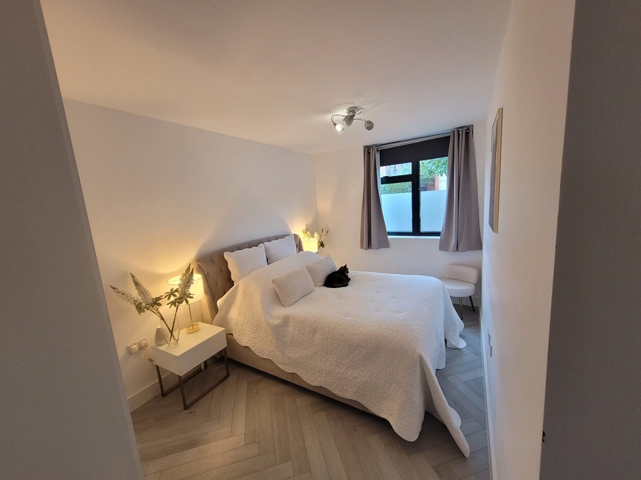 Flat Ambleside Avenue in Greater London