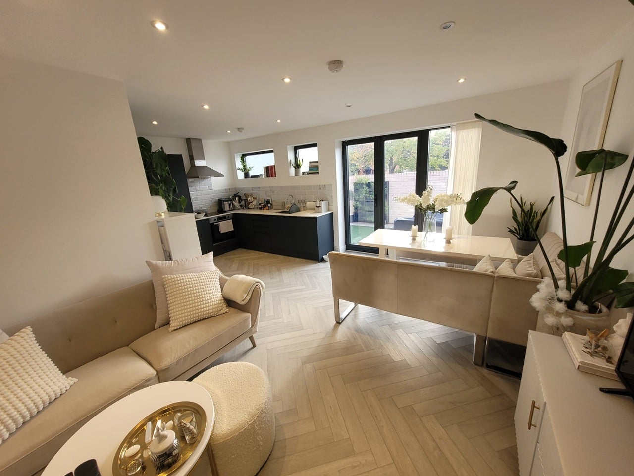 Flat Ambleside Avenue in Greater London