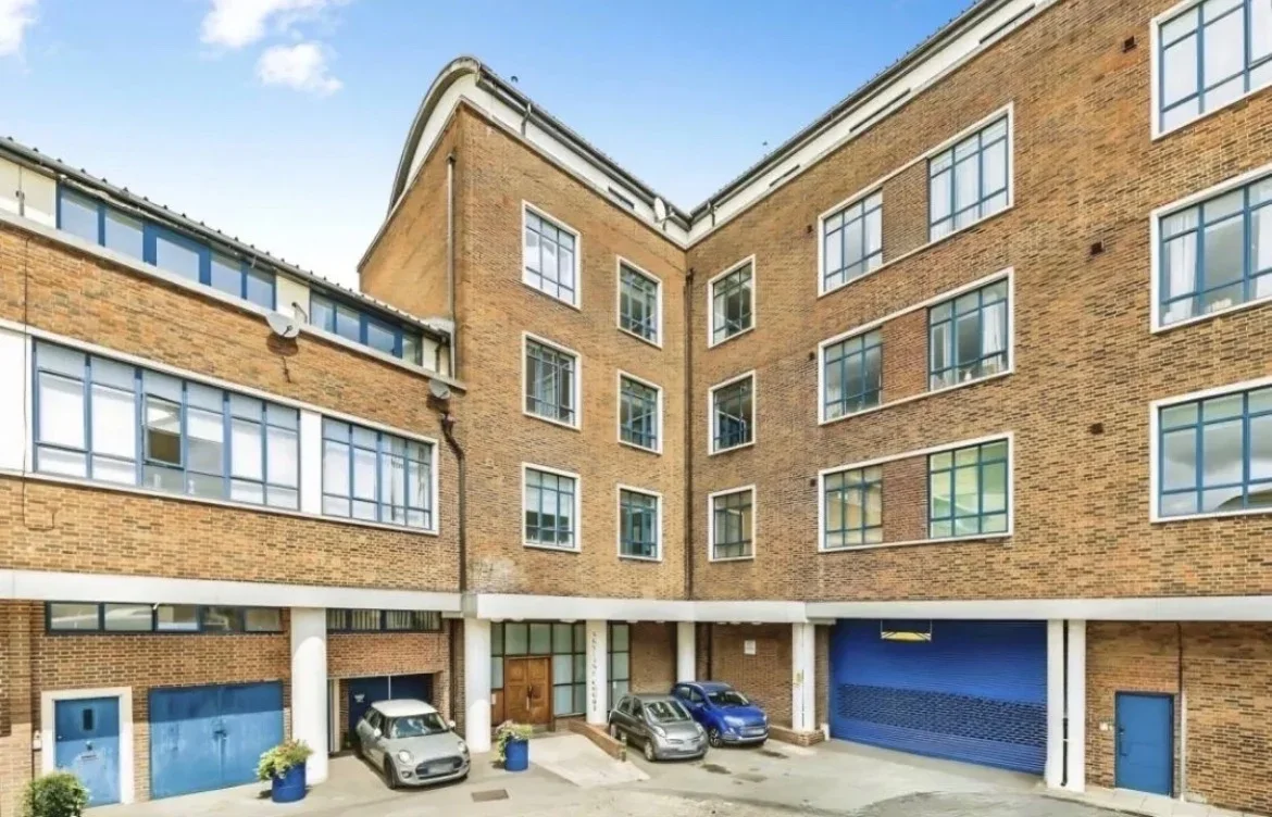 Flat Grange Yard in Greater London