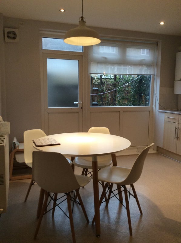 Room Kingshold Road in Greater London