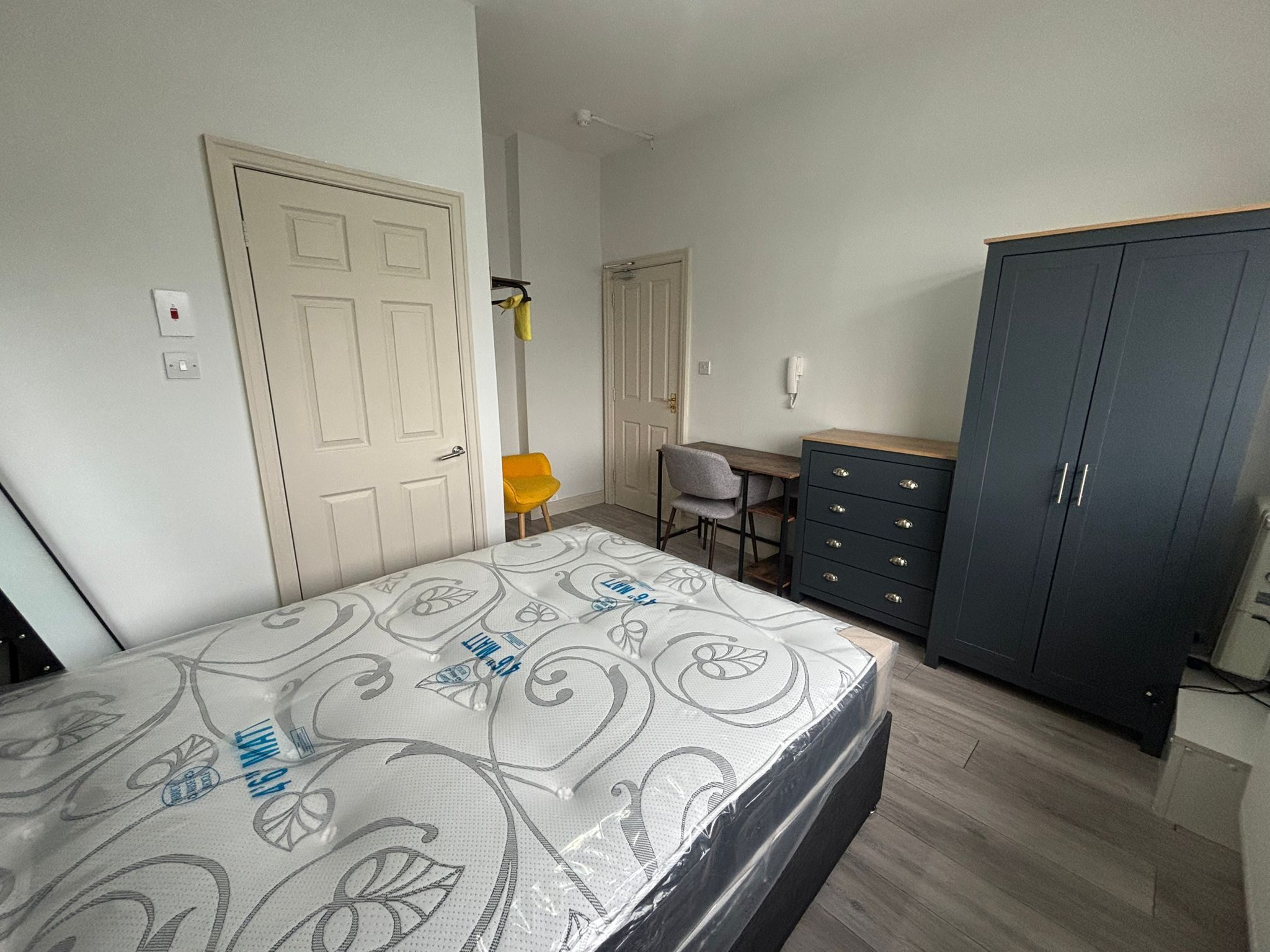 Room Huddersfield Road in Oldham