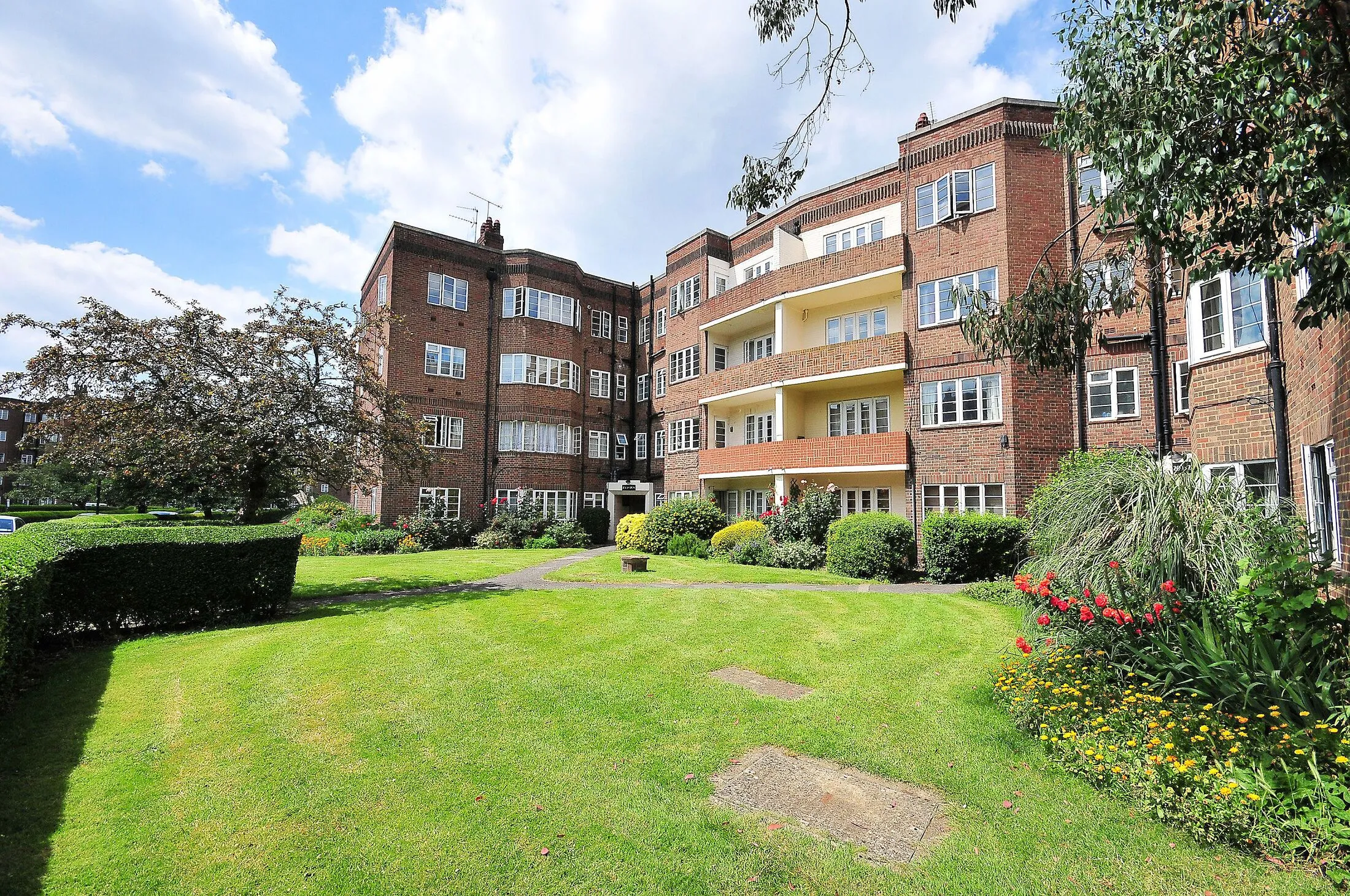 Flat Chiswick Village in Greater London