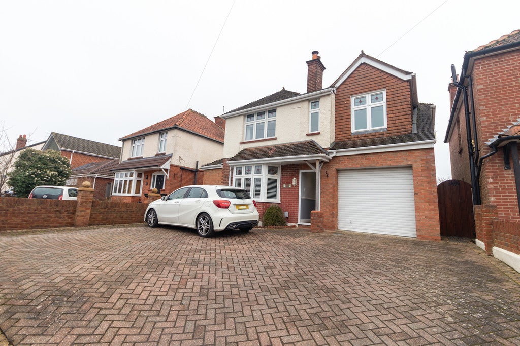 House Cove Road in Rushmoor