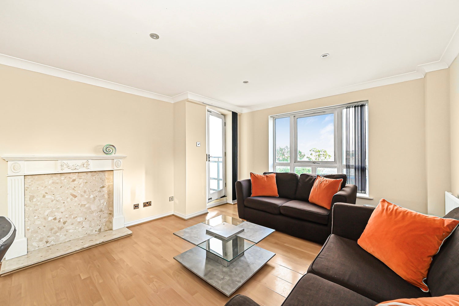Flat Stewart Street in Greater London