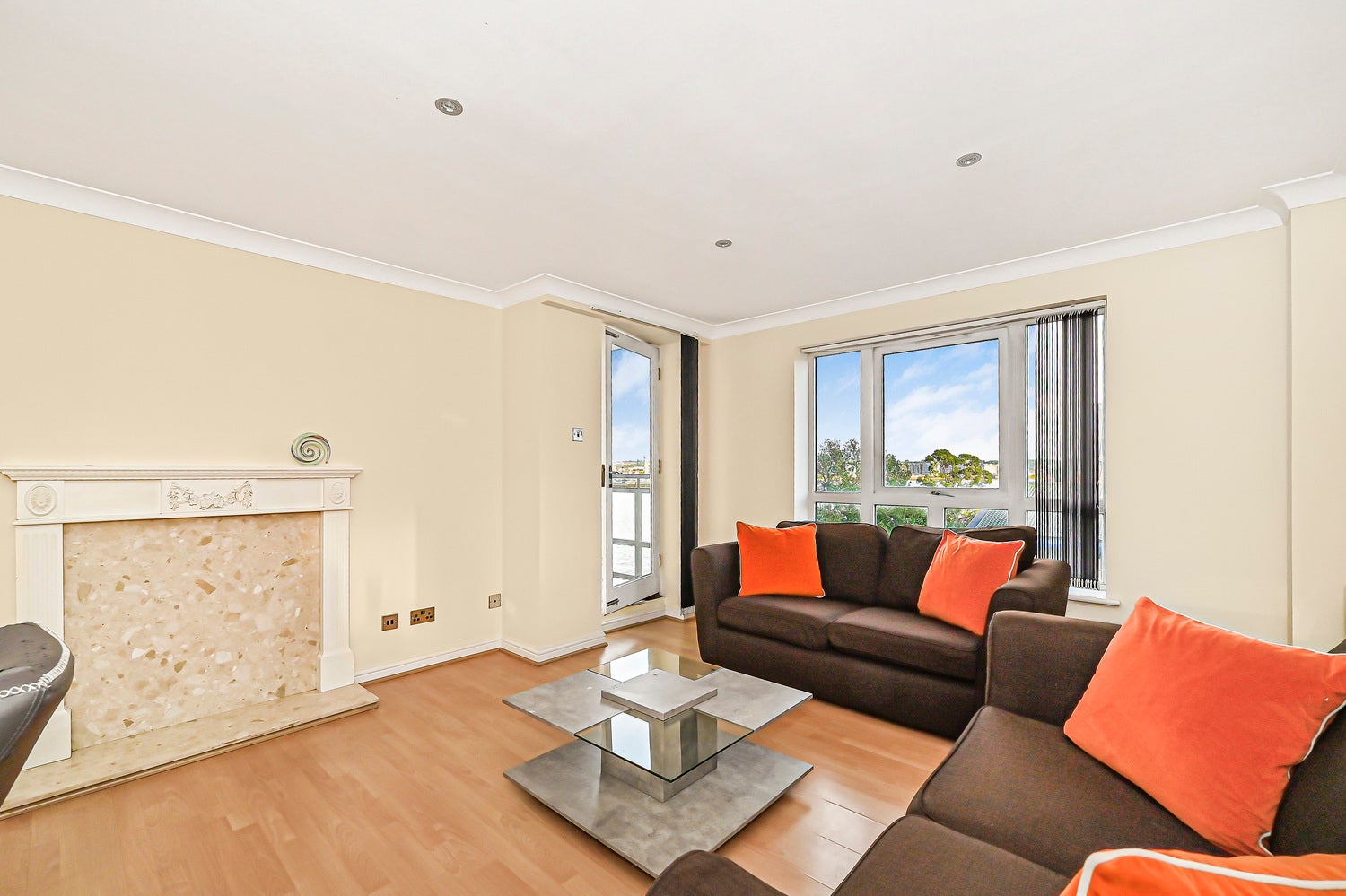 Flat Stewart Street in Greater London