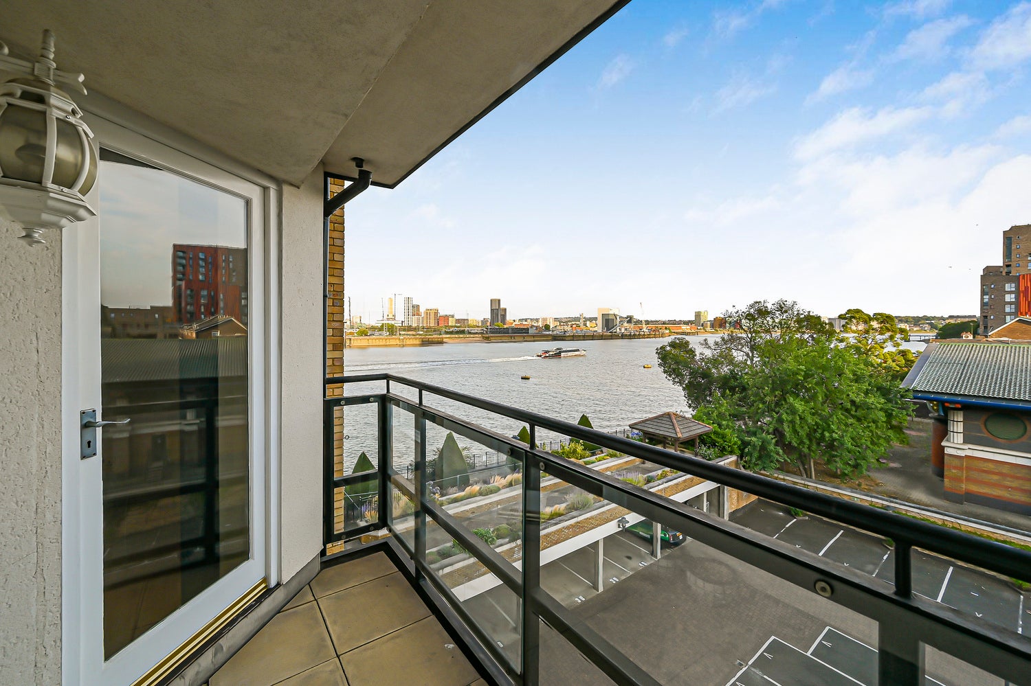 Flat Stewart Street in Greater London