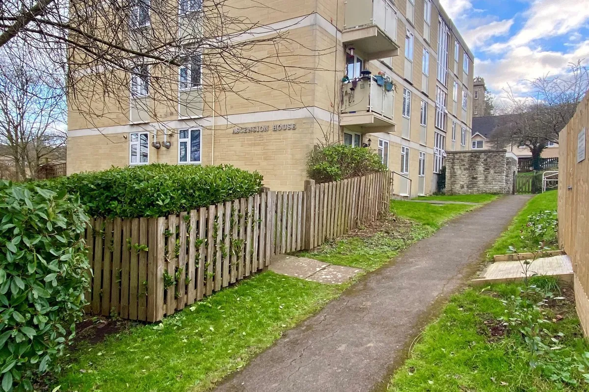 Flat Moorfields Drive in Bath