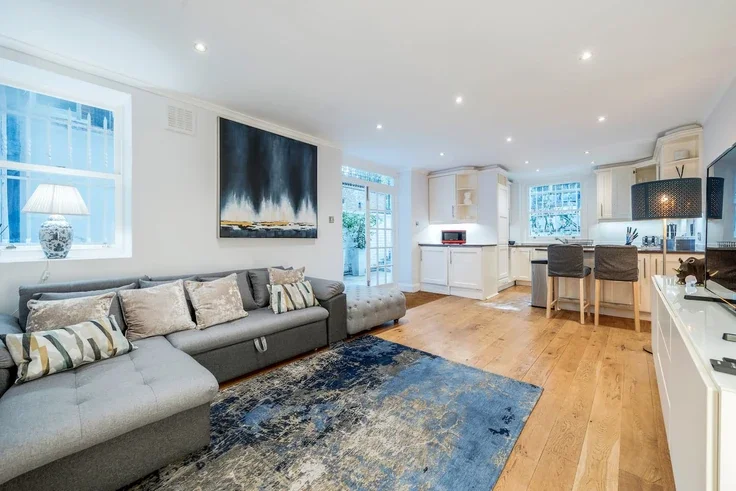 Flat Earl's Court Square in Greater London