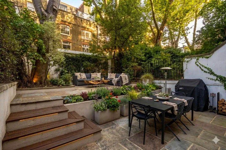 Flat Earl's Court Square in Greater London