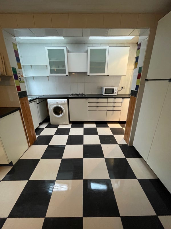 Room Rhodesia Road in Greater London
